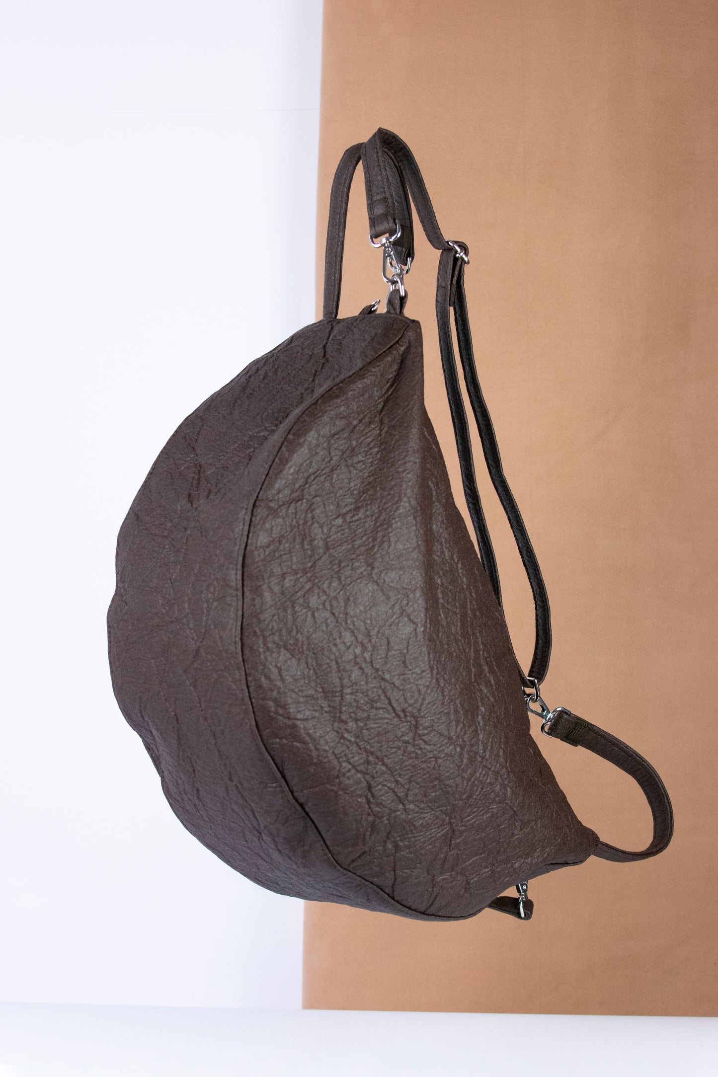 BORSA TRASFORMABILE ELLA IN PELLE D'ANANAS MARRONE VEGAN