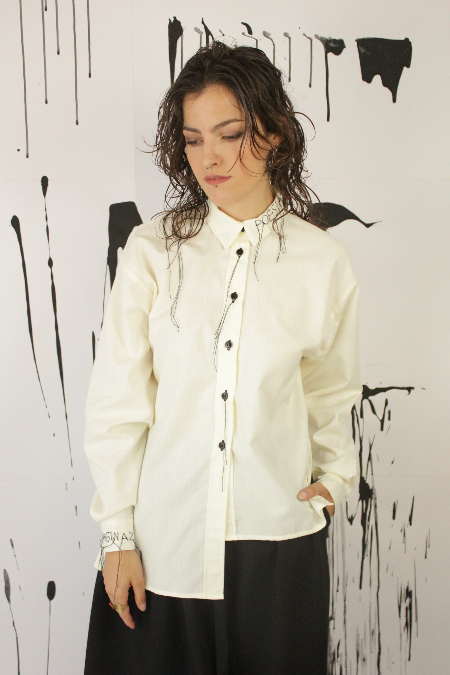 CAMICIA POESIA ASSIMMETRICA RICAMATA MANUALMENTE VEGAN