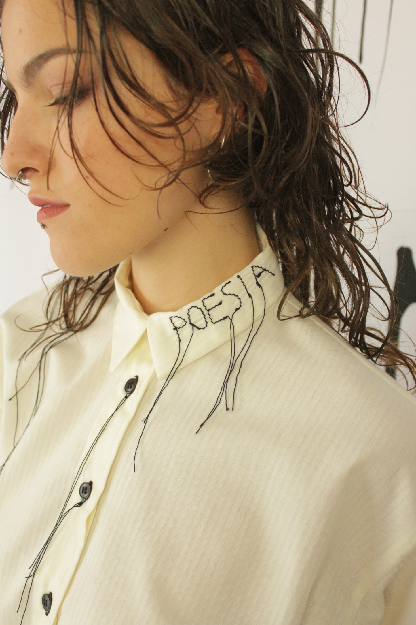 CAMICIA POESIA ASSIMMETRICA RICAMATA MANUALMENTE VEGAN