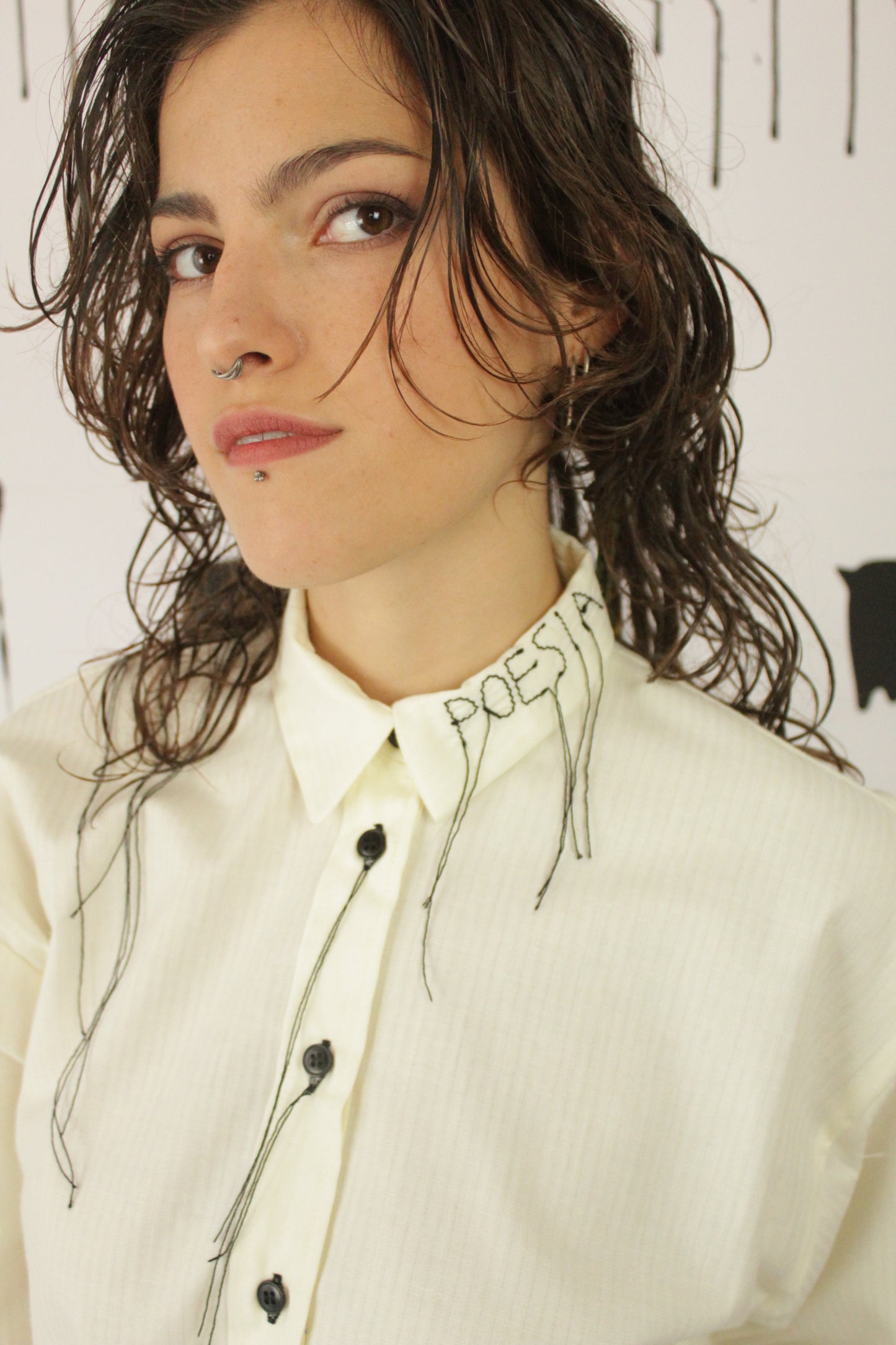 CAMICIA POESIA ASSIMMETRICA RICAMATA MANUALMENTE VEGAN