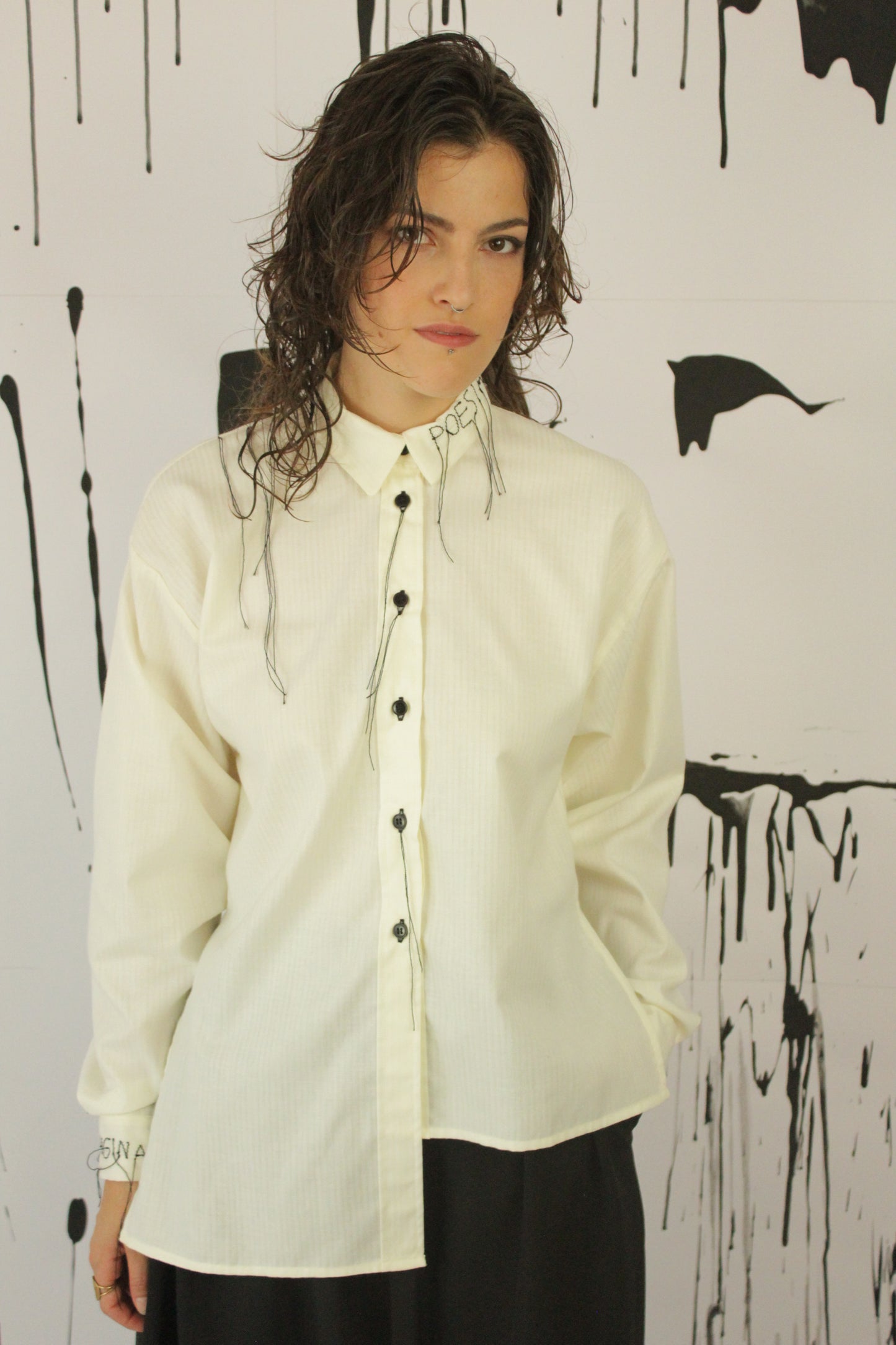 CAMICIA POESIA ASSIMMETRICA RICAMATA MANUALMENTE VEGAN