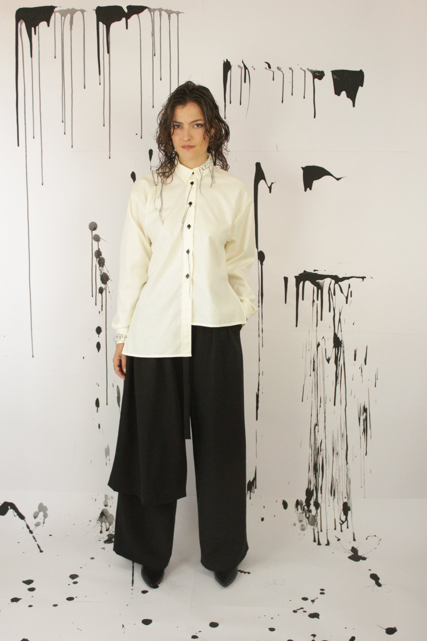 CAMICIA POESIA ASSIMMETRICA RICAMATA MANUALMENTE VEGAN