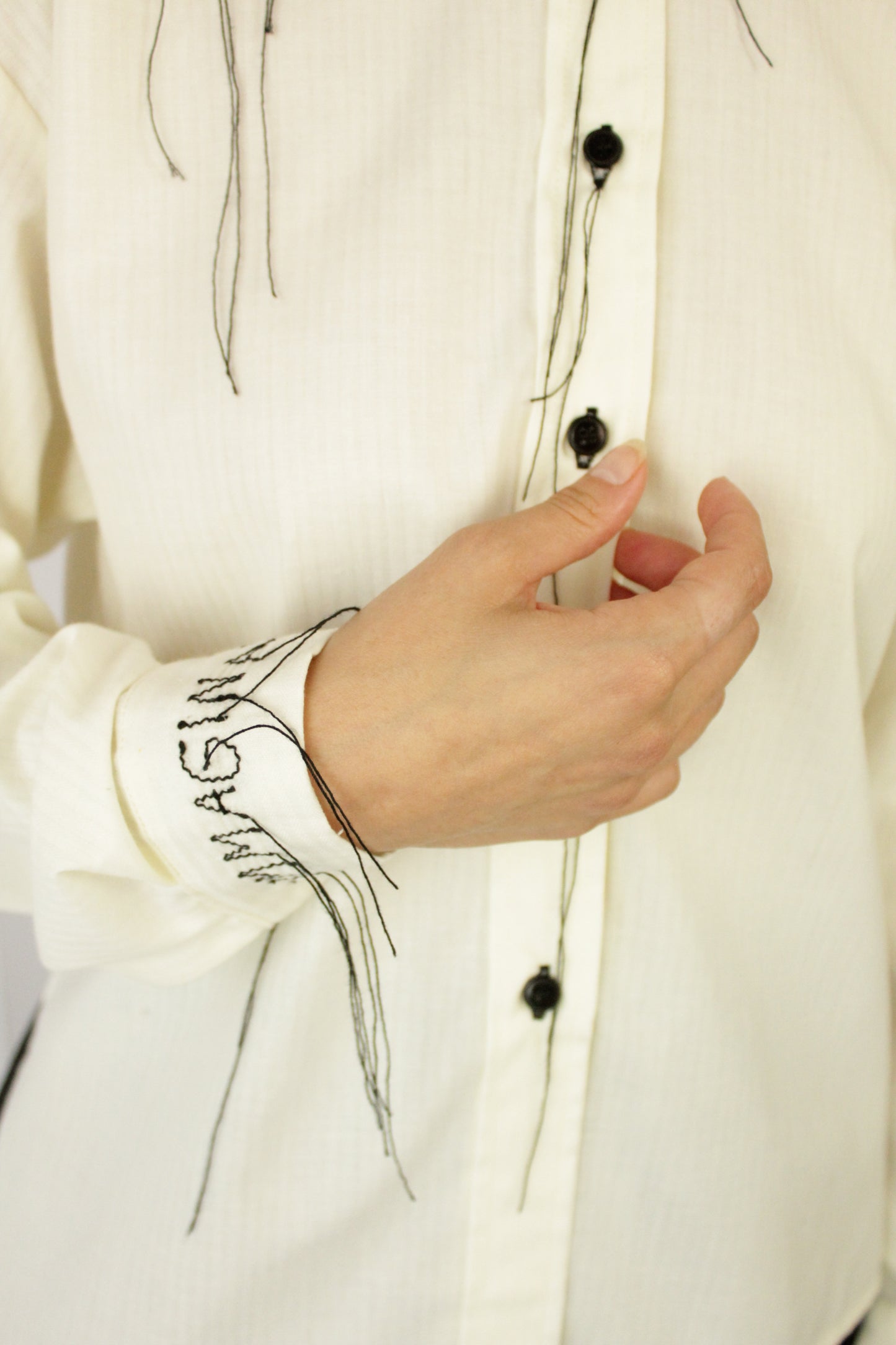 CAMICIA POESIA ASSIMMETRICA RICAMATA MANUALMENTE VEGAN